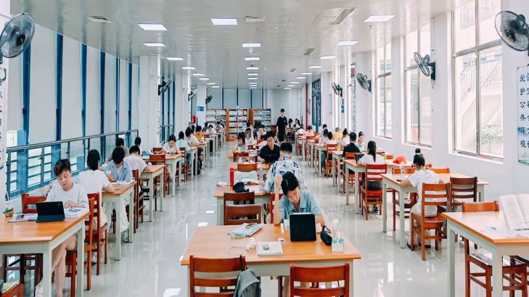 梧州市图书馆迎来暑期入馆高峰！清凉书香已备好，等待每一个努力的你来打卡~