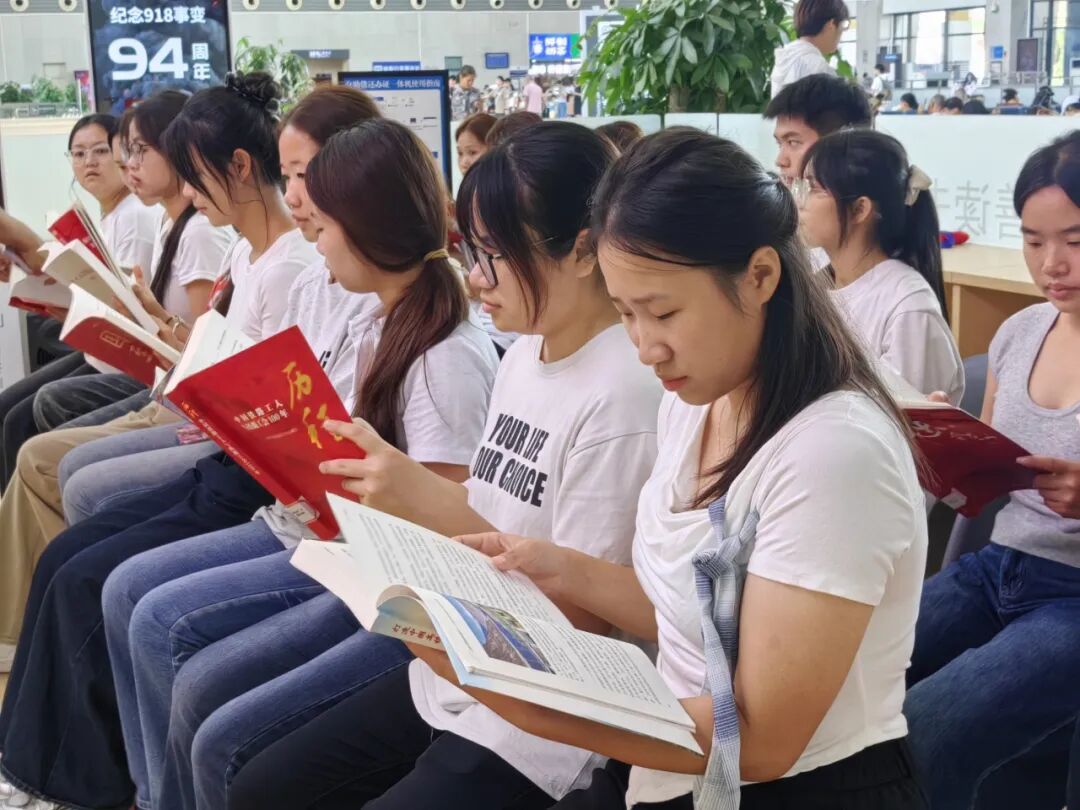 候车时光也芬芳！梧州高铁读书驿站开启国庆书香之旅